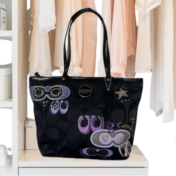 Coach Daisy Pop Optic Tote Bag
H1176 F17587 Black Signature
Appliqué - Picture 1 of 16